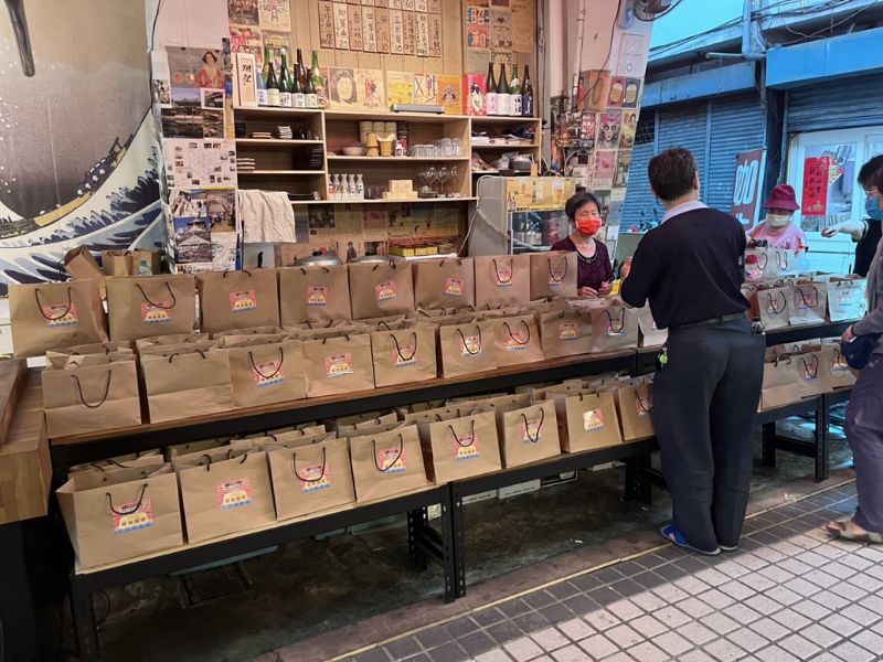50元及100元2種福袋於夜間市集夏田一町目攤位兌換處,民眾排隊開心購買。 圖片來源:高市府經發局 50元及100元2種福袋於夜間市集夏田一町目攤位兌換處,民眾排隊開心購買。 圖片來源:高市府經發局