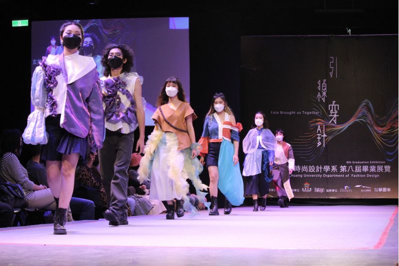 「引線穿針」的意涵,代表同學共同設計與創作一樣,彼此相互串聯在一起。 圖片來源:玄奘大學 「引線穿針」的意涵,代表同學共同設計與創作一樣,彼此相互串聯在一起。 圖片來源:玄奘大學