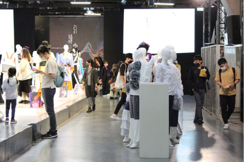 玄奘大學時尚設計學系「引線穿針」靜態展先登場,吸引不少民眾欣賞。 圖片來源:玄奘大學 玄奘大學時尚設計學系「引線穿針」靜態展先登場,吸引不少民眾欣賞。 圖片來源:玄奘大學