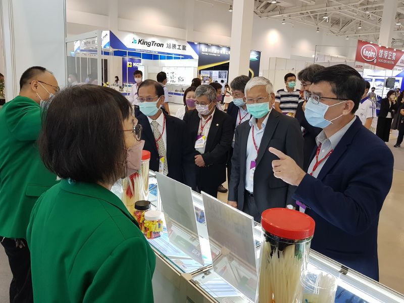 高雄自動化與儀器化工開展!高市府經發局高鎮遠副局長(右一)到場與業者交流,盼藉展覽吸引更多業者來高雄。 圖片來源:高市府經發局 高雄自動化與儀器化工開展!高市府經發局高鎮遠副局長(右一)到場與業者交流,盼藉展覽吸引更多業者來高雄。 圖片來源:高市府經發局