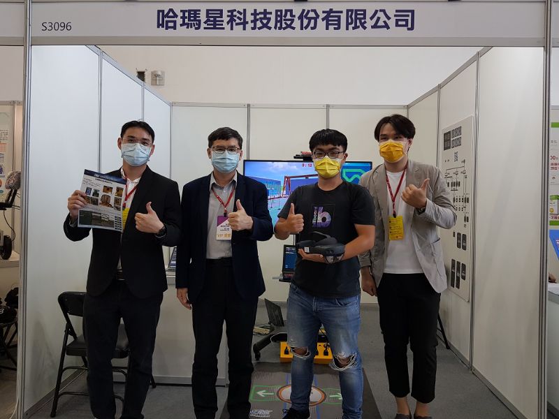 高雄在地廠商哈瑪星科技以技檢中心起重機地面操作系統參與本次展覽,貼合高雄智慧城市走向,展現創新性資訊應用技術軟實力。 圖片來源:高市府經發局 高雄在地廠商哈瑪星科技以技檢中心起重機地面操作系統參與本次展覽,貼合高雄智慧城市走向,展現創新性資訊應用技術軟實力。 圖片來源:高市府經發局