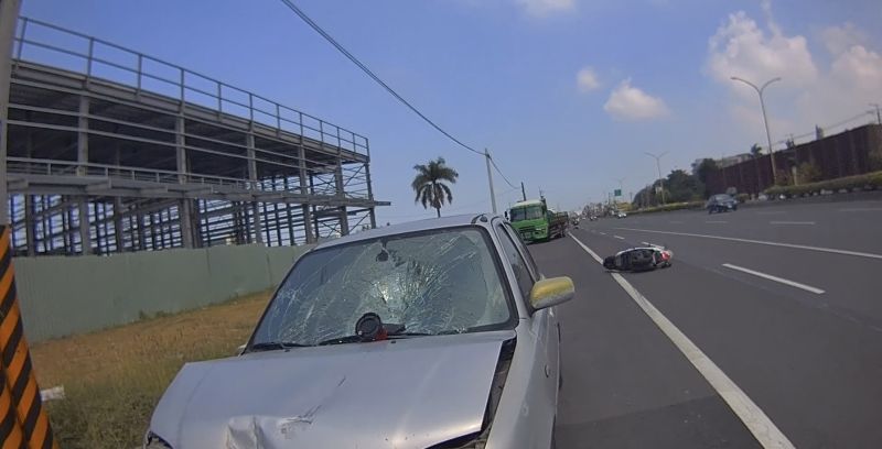 員警開單告發超載人後繼續巡邏，卻突遭紹載人之子駕白色自小客車高速衝撞翻轉720度。