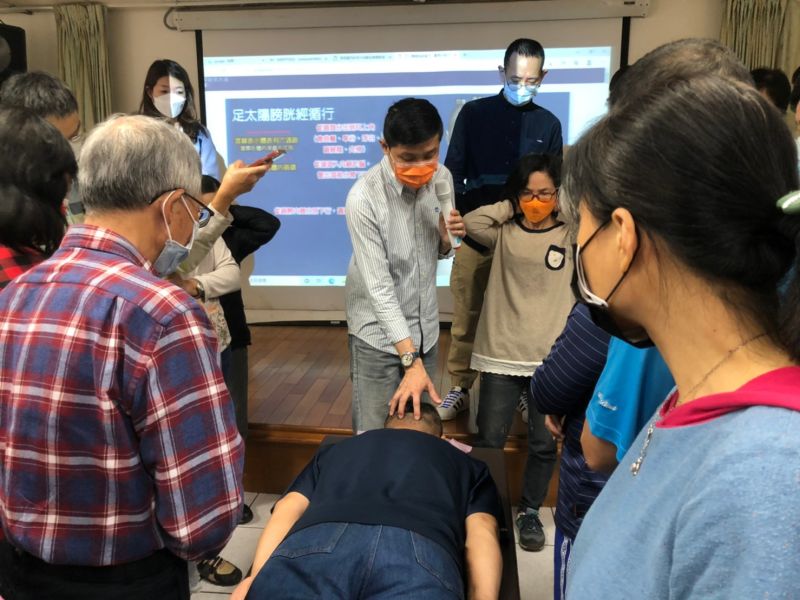 黃兆欣老師講解人體經脈構造 圖片來源:新竹市總工會 黃兆欣老師講解人體經脈構造 圖片來源:新竹市總工會