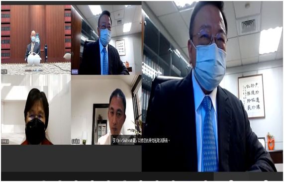 中華大學校長劉維琪(右)表示,錢復的回憶錄手稿仍保存在學校的圖書館。 圖片來源:中華大學 中華大學校長劉維琪(右)表示,錢復的回憶錄手稿仍保存在學校的圖書館。 圖片來源:中華大學