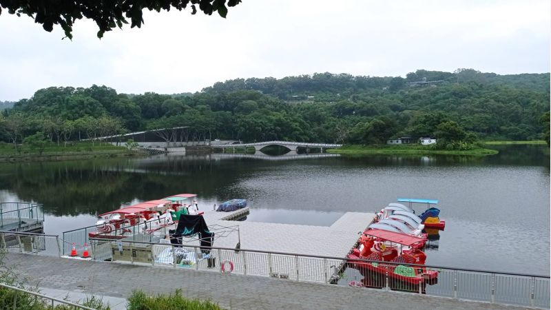 青草湖整治疏浚之後,再度恢復湖光山色美景。 青草湖整治疏浚之後,再度恢復湖光山色美景。