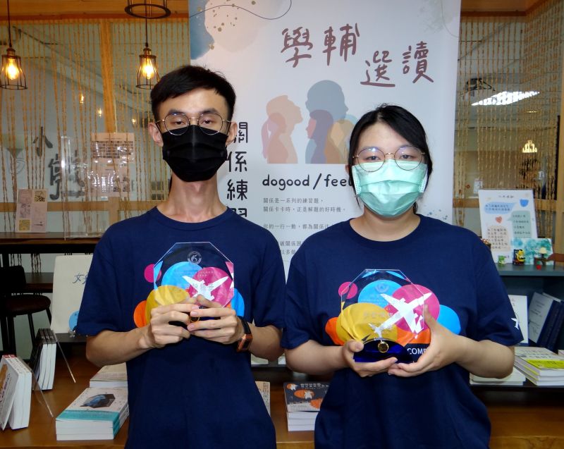 正修生命鬥士柯泠泠戴助聽器 圖片來源:記者 正修生命鬥士柯泠泠戴助聽器 圖片來源:記者