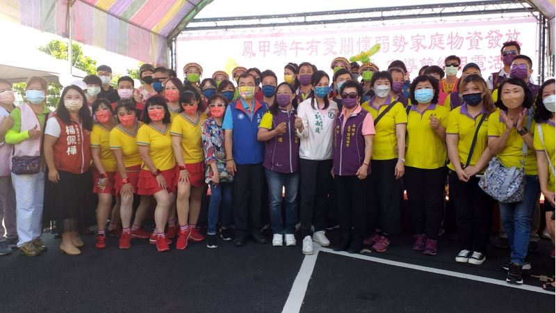 高雄市鳳甲關懷協會大寮區舉辦「鳳甲端午有愛關懷弱勢家庭物資發放」活動  圖片來源：記者