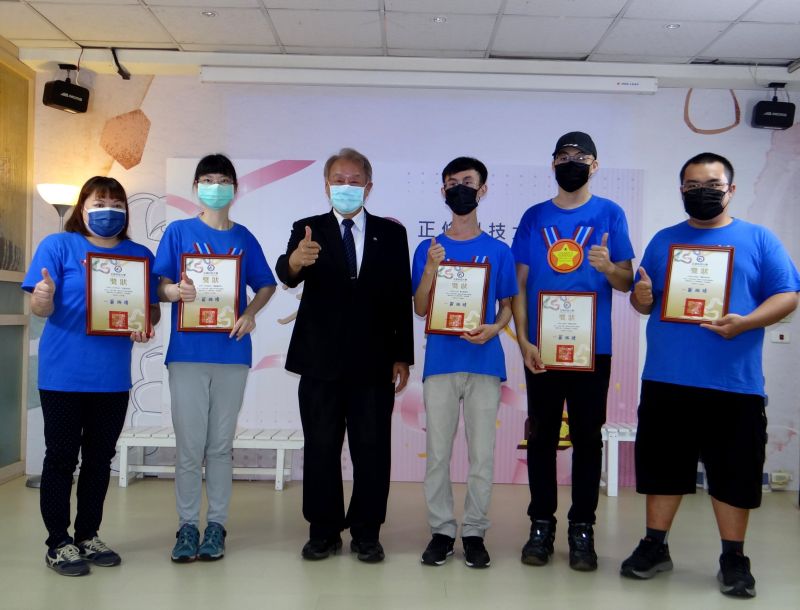 正修圓夢巨人走進社區 發揮專長關懷弱勢長者 圖片來源:記者 正修圓夢巨人走進社區 發揮專長關懷弱勢長者 圖片來源:記者