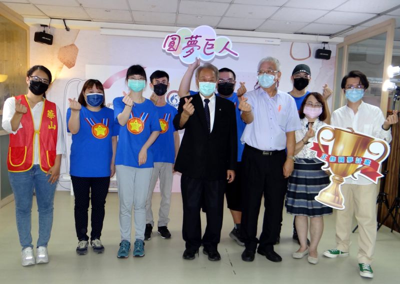 正修圓夢巨人走進社區 發揮專長關懷弱勢長者 圖片來源:記者 正修圓夢巨人走進社區 發揮專長關懷弱勢長者 圖片來源:記者