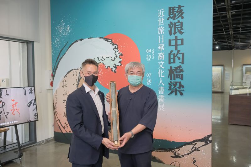 楊儒賓（右）捐贈177件珍貴文物給清華大學文物館，由校長高為元代表接收。他們手上拿的是隱元和尚的「僧人隱元之書」。  圖片來源：清華大學