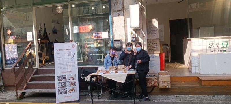 小心點公司在新竹城隍廟附近登記處前擺攤,努力推銷產品。 圖片來源:玄大 小心點公司在新竹城隍廟附近登記處前擺攤,努力推銷產品。 圖片來源:玄大