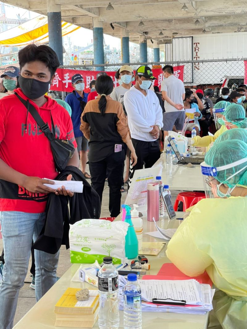 高雄市政府海洋局關心在前鎮漁港西岸碼頭為外籍漁工施打COVID-19疫苗。  圖片來源：高市府海洋局