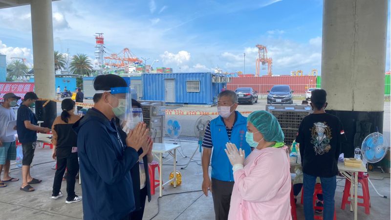 高雄市政府海洋局關心在前鎮漁港西岸碼頭為外籍漁工施打COVID-19疫苗。  圖片來源：高市府海洋局