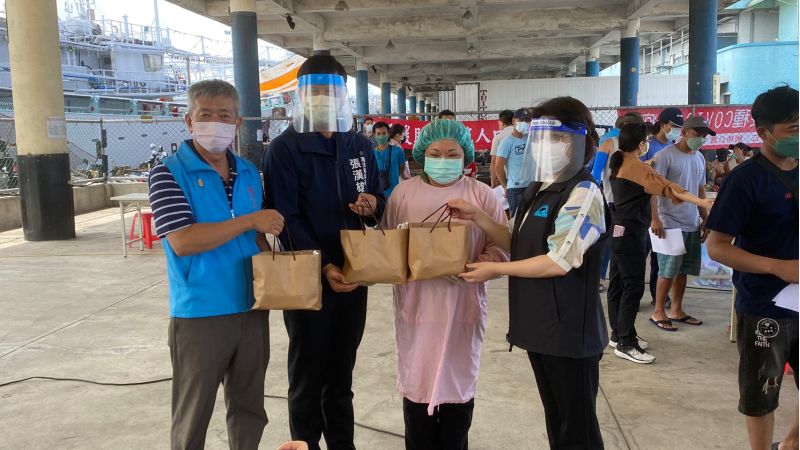 海洋局長張漢雄、漁業署陳汾蘭與公會總幹事施教智致贈醫護人員飲料慰勞醫護人員之辛勞。  圖片來源：高市府海洋局