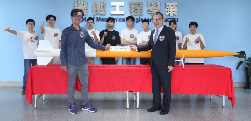 林奇宏校長(前排右)及指導老師陳竺博淵助理教授為即將出國競賽的學生火箭團隊進行授標儀式  圖片來源：陽明交大