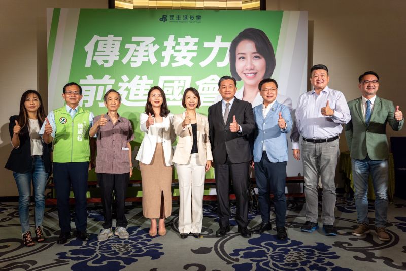 李妍慧宣佈不選市議員、備戰2024立委選舉,獲多位黨籍同志挺身奧援。 圖片來源:李妍慧辦公室 李妍慧宣佈不選市議員、備戰2024立委選舉,獲多位黨籍同志挺身奧援。 圖片來源:李妍慧辦公室