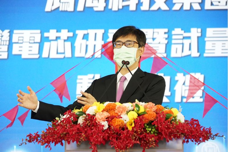 高雄市長陳其邁強調,鴻海從電芯、電動車、人工智慧及數位解決方案等,都是全球做得最好的公司,「高雄作為智慧政府很聰明懂得選擇鴻海,系統性、全方位解決智慧城市所會碰到的問題。」 圖片來源:高市府經發局 高雄市長陳其邁強調,鴻海從電芯、電動車、人工智慧及數位解決方案等,都是全球做得最好的公司,「高雄作為智慧政府很聰明懂得選擇鴻海,系統性、全方位解決智慧城市所會碰到的問題。」 圖片來源:高市府經發局