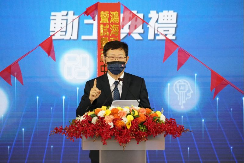 鴻海集團董事長劉揚偉肯定陳其邁市長表現,致詞時表示希望將整個電池產業鏈從上游的材料、中游的電芯到下游的電池包都在地化,結合鴻海智慧運輸產業與智慧城市應用解決方案,從高雄出發整城輸出到國際市場。 圖片來源:高市府經發局 鴻海集團董事長劉揚偉肯定陳其邁市長表現,致詞時表示希望將整個電池產業鏈從上游的材料、中游的電芯到下游的電池包都在地化,結合鴻海智慧運輸產業與智慧城市應用解決方案,從高雄出發整城輸出到國際市場。 圖片來源:高市府經發局