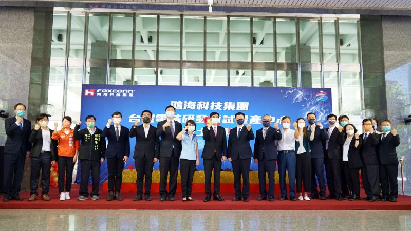 鴻海集團15日在高雄市政府四維行政中心前廣場舉行台灣電芯研發暨試量產中心動土典禮,搭配銀幕呈現和發產業園區場地位置圖,將提供電巴、乘用車及儲能等電芯應用初期所需,建立完整電動車關鍵零組件供應鏈。(圖為與會貴賓合影) 圖片來源:高市府經發局 鴻海集團15日在高雄市政府四維行政中心前廣場舉行台灣電芯研發暨試量產中心動土典禮,搭配銀幕呈現和發產業園區場地位置圖,將提供電巴、乘用車及儲能等電芯應用初期所需,建立完整電動車關鍵零組件供應鏈。(圖為與會貴賓合影) 圖片來源:高市府經發局