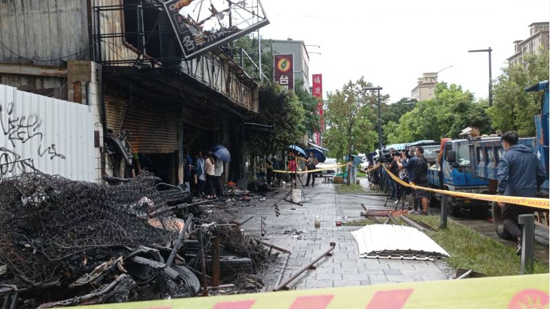 新竹市東大路輪胎行大火，檢警消今天早上進行火場勘驗。