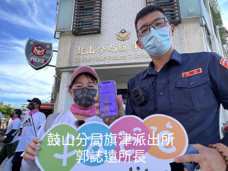 鼓山分局旗津派出所郭誌遠所長代表響應連署活動 圖片來源:陽光基金會提供 鼓山分局旗津派出所郭誌遠所長代表響應連署活動 圖片來源:陽光基金會提供