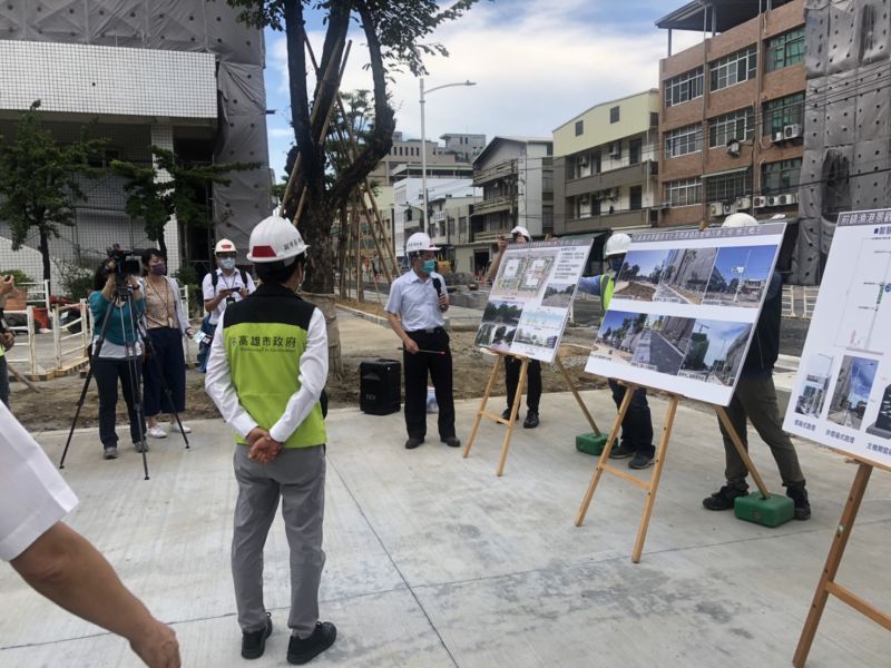 工務局養工處辦理「前鎮漁港景觀綠美化及周邊道路整頓改善工程」現場視察簡報。 圖片來源:高市府海洋局 工務局養工處辦理「前鎮漁港景觀綠美化及周邊道路整頓改善工程」現場視察簡報。 圖片來源:高市府海洋局