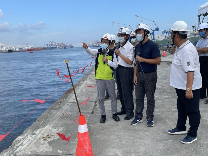林副市長欽榮視察「旗津漁港深水碼頭整建工程」板樁打設情形。 圖片來源:高市府海洋局 林副市長欽榮視察「旗津漁港深水碼頭整建工程」板樁打設情形。 圖片來源:高市府海洋局