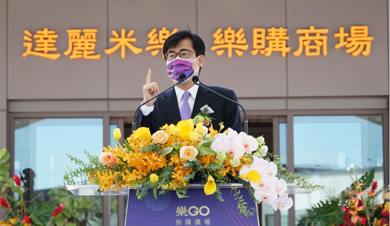 高雄市長陳其邁表示,高雄以後發展是以岡山為核心,樂購廣場是高雄縣市合併後在原縣區的首家大型百貨購物商場,配合半導體S廊帶開發及岡山區都市計畫檢討,未來岡山起飛指日可待。 圖片來源:高市府經發局 高雄市長陳其邁表示,高雄以後發展是以岡山為核心,樂購廣場是高雄縣市合併後在原縣區的首家大型百貨購物商場,配合半導體S廊帶開發及岡山區都市計畫檢討,未來岡山起飛指日可待。 圖片來源:高市府經發局