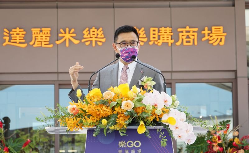 達麗集團董事長謝志長指出,近年大岡山及橋頭地區周邊發展迅速,達麗引進在美國經營社區商場經驗,攜手秀泰打造兼具時尚購物、電影娛樂、主題美食及親子育樂的複合式購物廣場,完善大岡山生活機能。 圖片來源:高市府經發局 達麗集團董事長謝志長指出,近年大岡山及橋頭地區周邊發展迅速,達麗引進在美國經營社區商場經驗,攜手秀泰打造兼具時尚購物、電影娛樂、主題美食及親子育樂的複合式購物廣場,完善大岡山生活機能。 圖片來源:高市府經發局