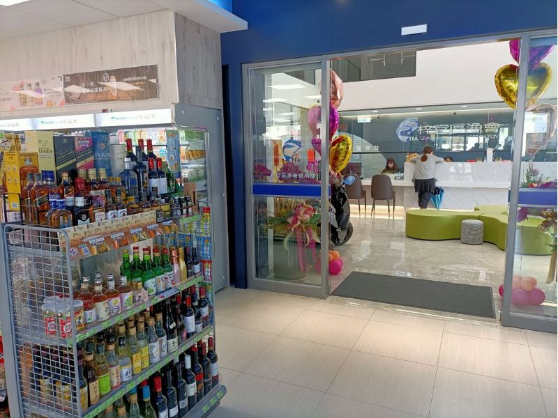 梓官_區漁會信用部北梓官分部為全國首創先例與全家便利商店結合複合式經營。  圖片來源：高市府海洋局