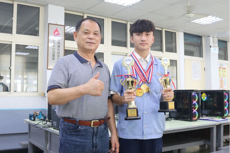 高英工商李振瑋從創意實作中找到夢想 李振瑋錄取國立虎尾科大、國立勤益科大、南臺科技大學,與校長陳德松合影。 圖片來源:記者 高英工商李振瑋從創意實作中找到夢想 李振瑋錄取國立虎尾科大、國立勤益科大、南臺科技大學,與校長陳德松合影。 圖片來源:記者