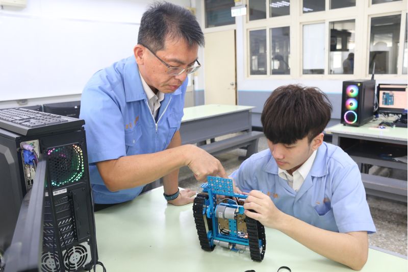 技優甄審錄取三科大 高英工商李振瑋從創意實作中找到夢想 李振瑋錄取國立虎尾科大、國立勤益科大、南臺科技大學,選技職,好好讀,有前途 圖片來源:記者 技優甄審錄取三科大 高英工商李振瑋從創意實作中找到夢想 李振瑋錄取國立虎尾科大、國立勤益科大、南臺科技大學,選技職,好好讀,有前途 圖片來源:記者