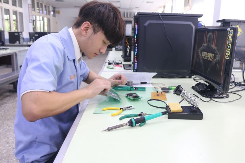 技優甄審錄取三科大 高英工商李振瑋從創意實作中找到夢想 李振瑋錄取國立虎尾科大、國立勤益科大、南臺科技大學,選技職,好好讀,有前途 圖片來源:記者 技優甄審錄取三科大 高英工商李振瑋從創意實作中找到夢想 李振瑋錄取國立虎尾科大、國立勤益科大、南臺科技大學,選技職,好好讀,有前途 圖片來源:記者