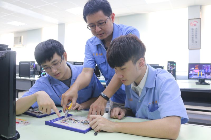 技優甄審錄取三科大 高英工商李振瑋從創意實作中找到夢想 李振瑋錄取國立虎尾科大、國立勤益科大、南臺科技大學,選技職,好好讀,有前途 圖片來源:記者 技優甄審錄取三科大 高英工商李振瑋從創意實作中找到夢想 李振瑋錄取國立虎尾科大、國立勤益科大、南臺科技大學,選技職,好好讀,有前途 圖片來源:記者