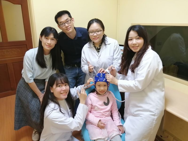 清華大學跨領域團隊採用腦波儀進行幼兒記憶力研究