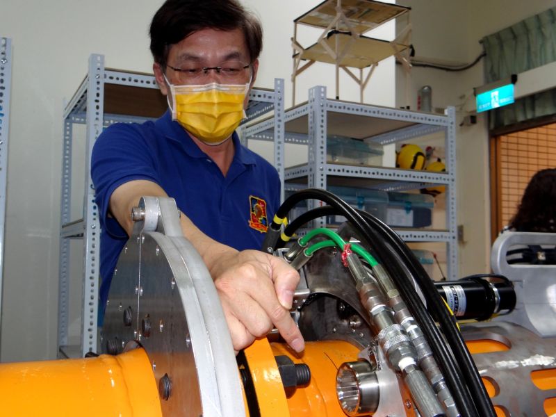 正修消毒 法蘭螺栓鎖固機器人搶眼馬來西亞發明展穿金戴銀  圖片來源：記者