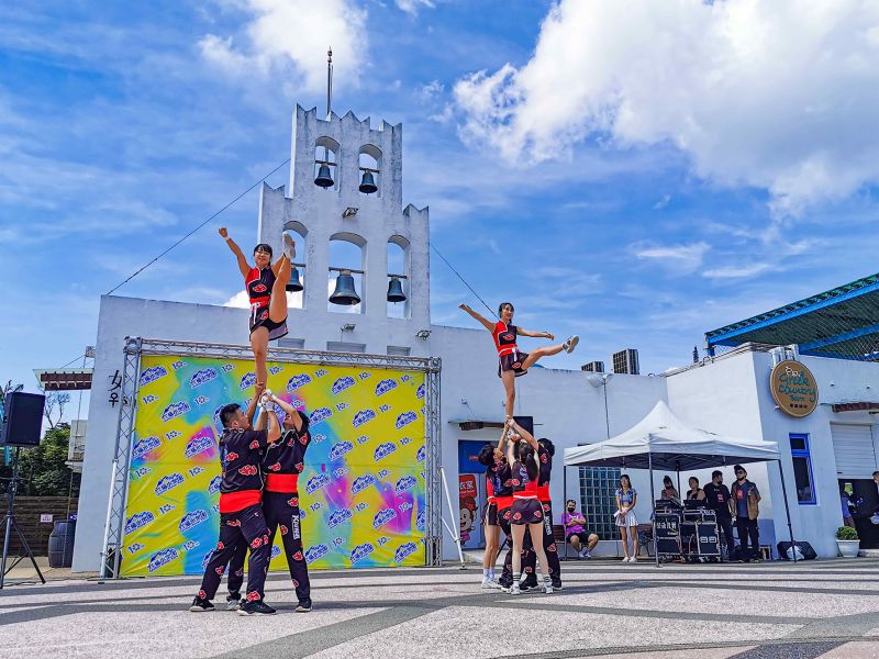 為年輕人搭建夏日周末限定的「青春舞台」，只要想秀、敢秀、愛秀的高中、大學社團就能站上舞台表演，讓夏天的熱情與青春的熱血相互輝映，向現場戲水遊客們展現青春活力。  圖片來源：六福村