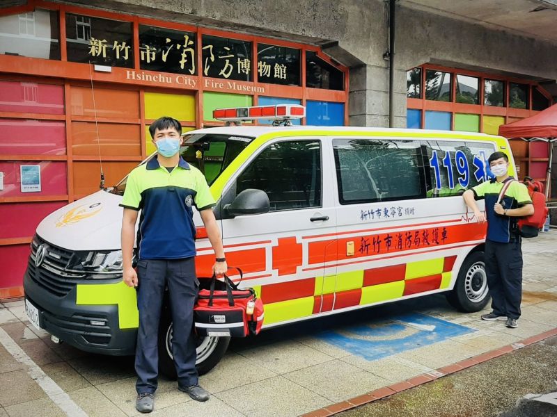 新竹市消防局將全市26台救護車外觀塗裝升級為「巴騰堡格紋」,為全台第一個全面進行救護車輛反光性能強化改裝的縣市。 圖片來源:新竹市消防局 新竹市消防局將全市26台救護車外觀塗裝升級為「巴騰堡格紋」,為全台第一個全面進行救護車輛反光性能強化改裝的縣市。 圖片來源:新竹市消防局