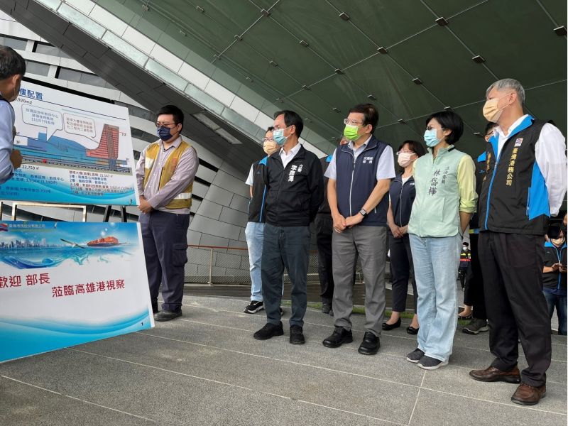 交通部王部長聽取高雄港客運專區旅運大樓業務簡報。  圖片來源：台灣港務公司提供