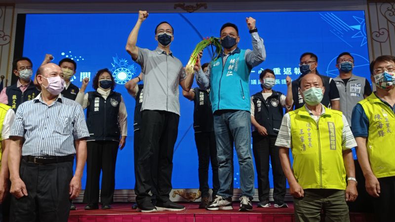 朱立倫送上大蒜,「凍蒜」聲響徹全場。 朱立倫送上大蒜,「凍蒜」聲響徹全場。