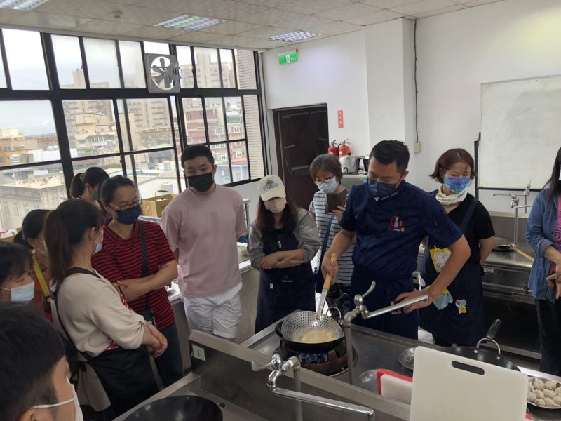 劉意源老師傳授廚藝,學員聚精會神學習。 圖片來源:新竹市總工會 劉意源老師傳授廚藝,學員聚精會神學習。 圖片來源:新竹市總工會