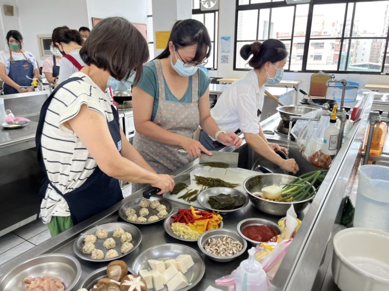 學員學以致用,從備料到烹飪,一絲不苟。 圖片來源:新竹市總工會 學員學以致用,從備料到烹飪,一絲不苟。 圖片來源:新竹市總工會