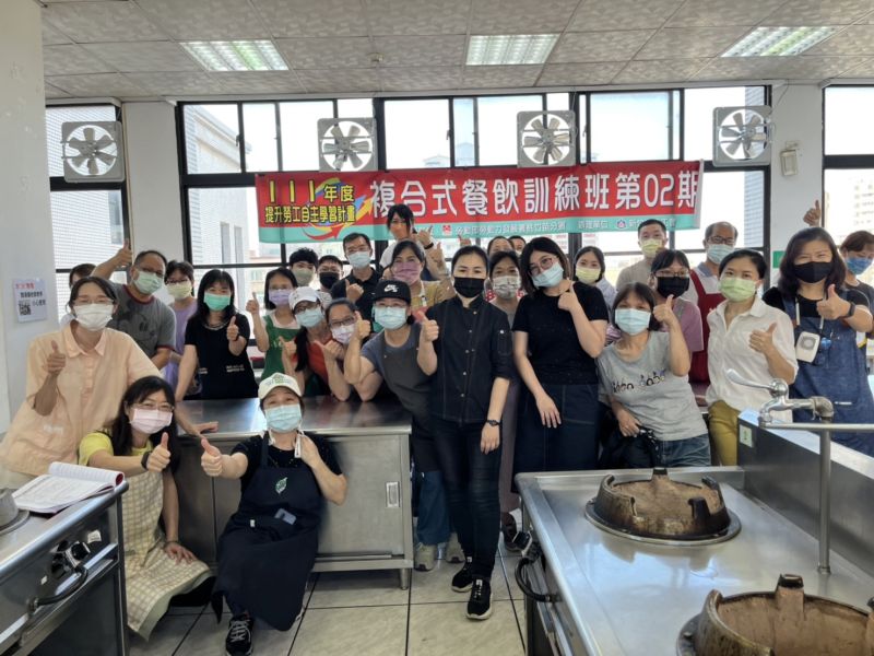 複合式餐飲訓練班結業後學員準備大展身手 圖片來源:新竹市總工會 複合式餐飲訓練班結業後學員準備大展身手 圖片來源:新竹市總工會