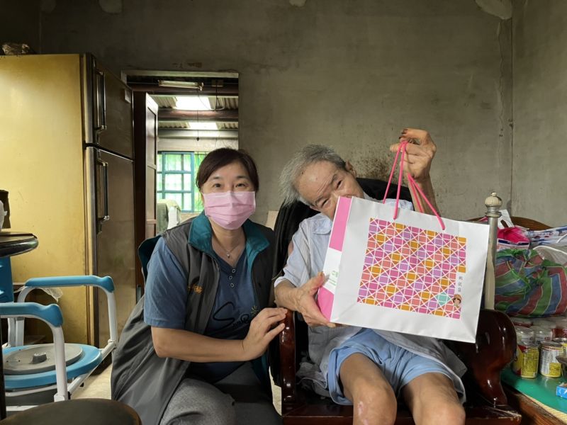 新竹郵局副局長連千惠探視獨居老人,並在同事協助下打掃老人家居住環境。 圖片來源:新竹郵局 新竹郵局副局長連千惠探視獨居老人,並在同事協助下打掃老人家居住環境。 圖片來源:新竹郵局