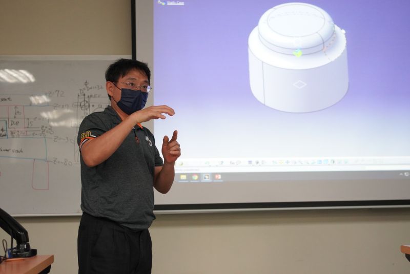 經發局舉辦「航太板金成形與多軸加工應用實務研習班」,邀請2020年烏克蘭國際發明獎金牌獎的郭峻志博士擔任講師。 圖片來源:高市府經發局 經發局舉辦「航太板金成形與多軸加工應用實務研習班」,邀請2020年烏克蘭國際發明獎金牌獎的郭峻志博士擔任講師。 圖片來源:高市府經發局