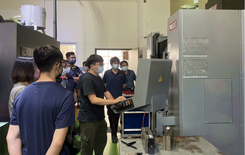 航太板金成形與多軸加工應用實務課程搭配五軸加工機實作教學,從理論知識到實踐場域面面俱到。 圖片來源:高市府經發局 航太板金成形與多軸加工應用實務課程搭配五軸加工機實作教學,從理論知識到實踐場域面面俱到。 圖片來源:高市府經發局