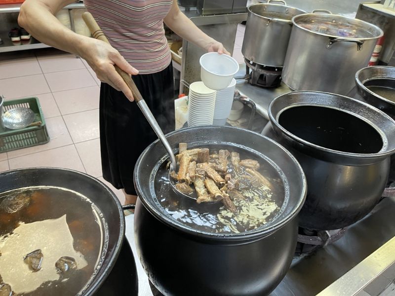 士林夜市美食海友十全排骨 圖片來源:李大人吃遊記 士林夜市美食海友十全排骨 圖片來源:李大人吃遊記
