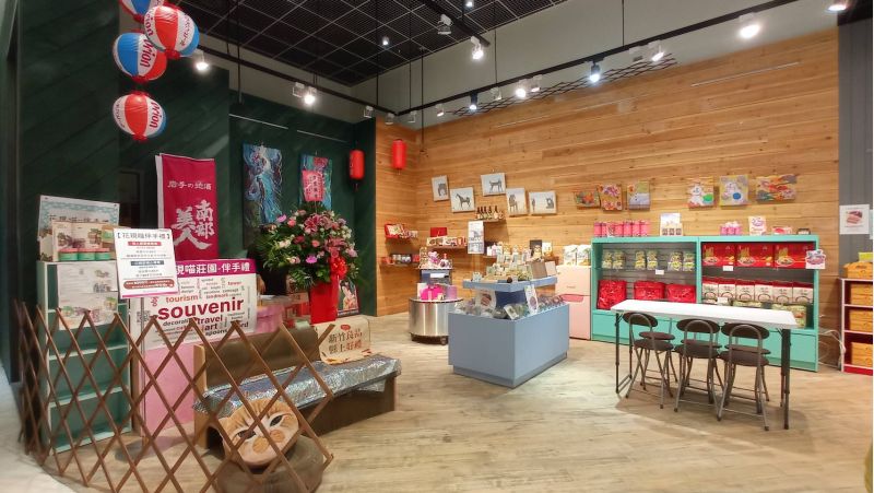 「花現喵莊園伴手禮店」店面不大，但店內物品大有乾坤。