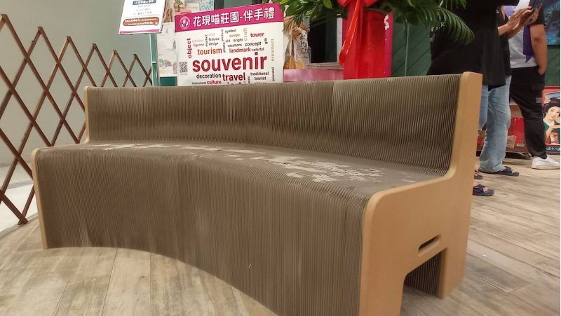 關西紙廠推出「洛陽紙櫃」伸縮椅，詢問度高，顯示創意獲肯定。