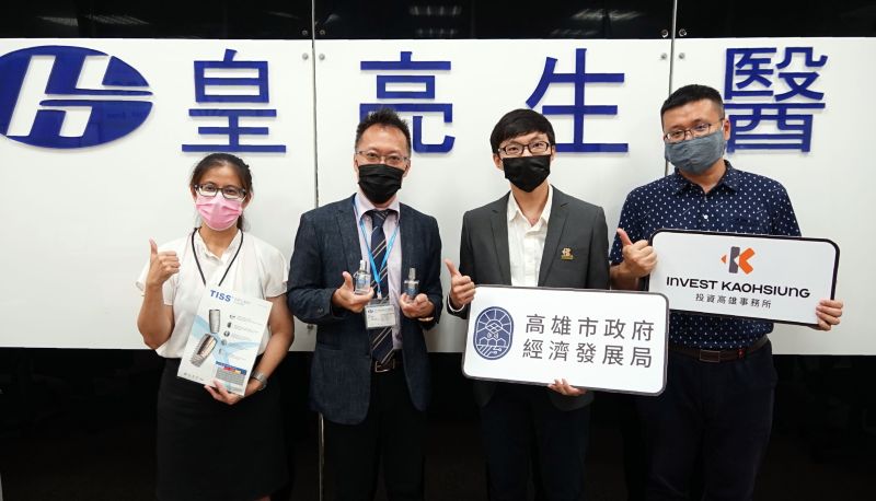 高雄市經發局偕同金屬中心訪視皇亮生醫了解成果與需求，總經理薛仲俊(左2)親切接待。  圖片來源：高市府經發局